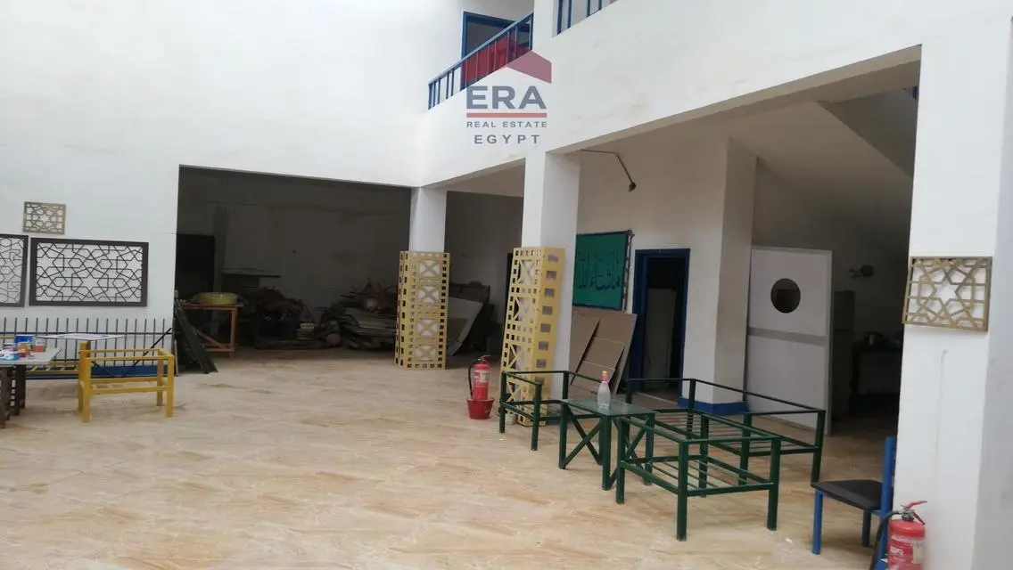 عقار فاخر للبيع بمساحة واسعة