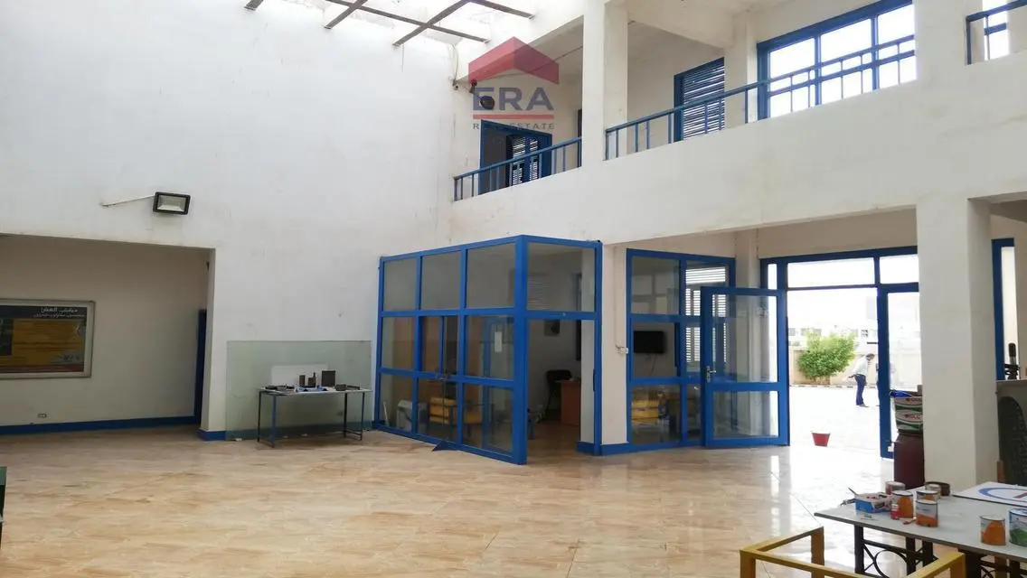 عقار فاخر للبيع بمساحة واسعة