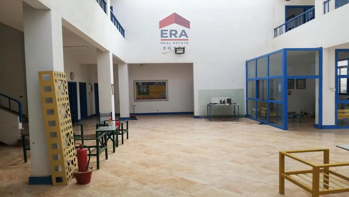 عقار فاخر للبيع بمساحة واسعة
