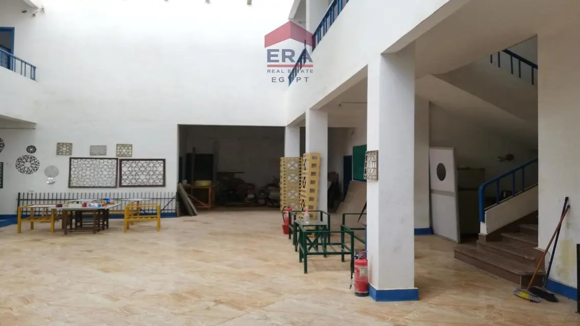 عقار فاخر للبيع بمساحة واسعة
