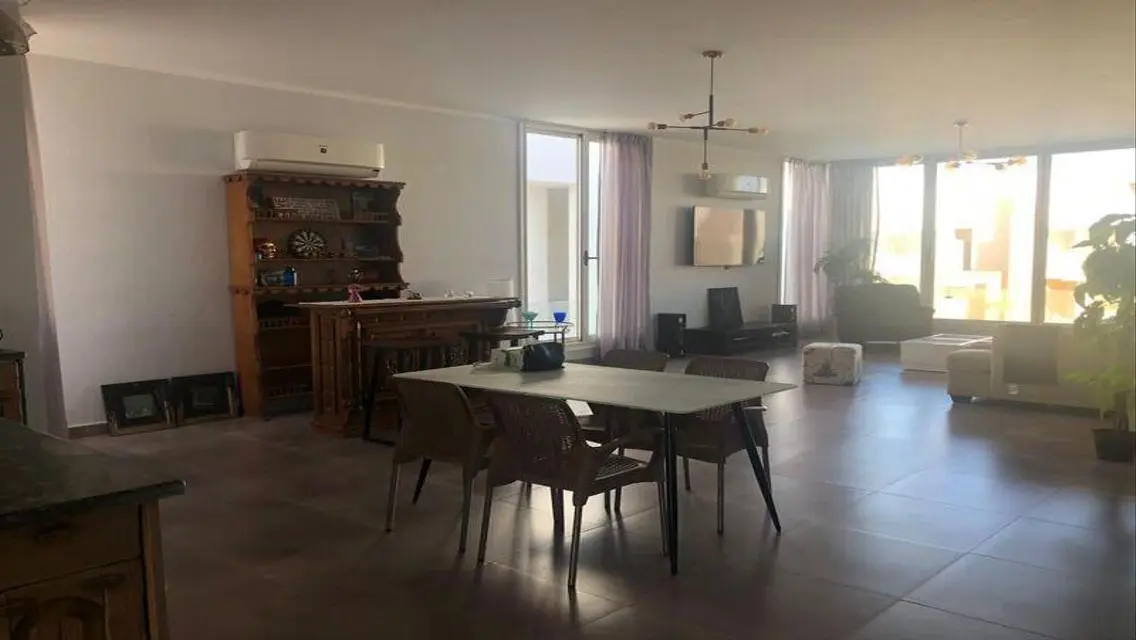 Luxury Apartment with Lake View