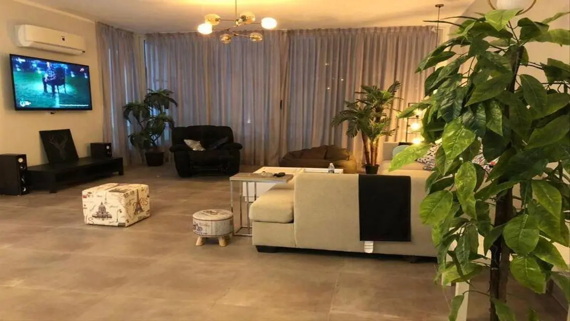 Luxury Apartment with Lake View