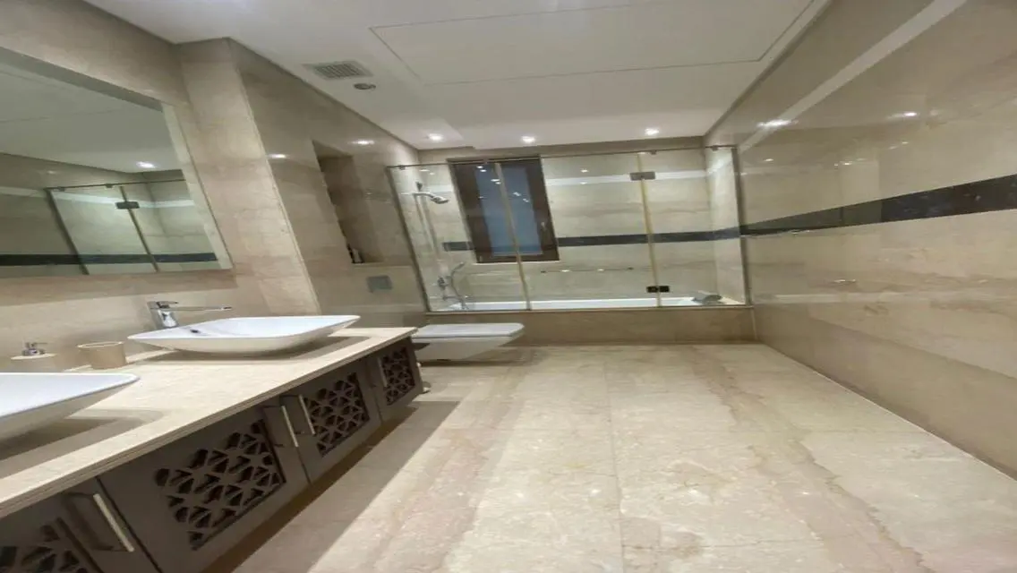 Luxury Apartment with Direct Lake View