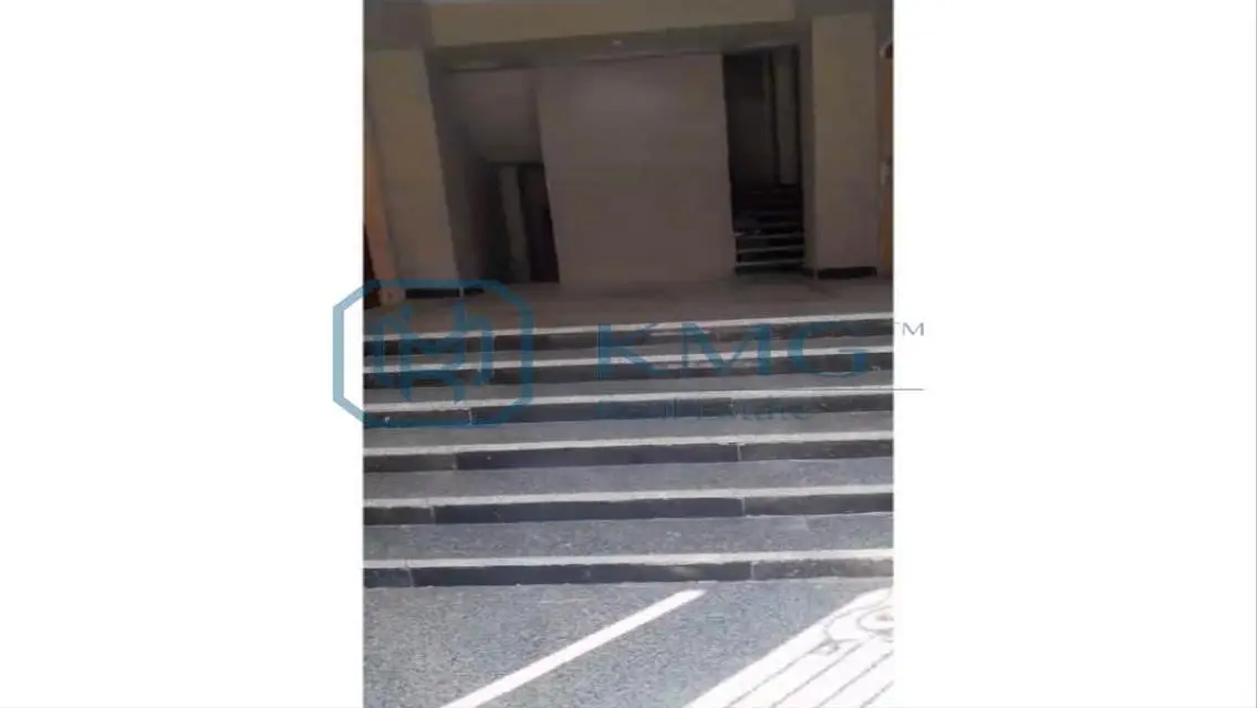 شقة فاخرة مع حديقة خاصة للبيع