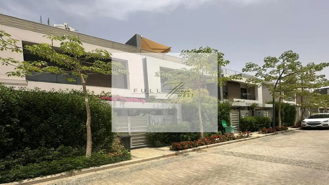Luxurious Villa with 700 sqm Space, Private Pool, and Garden