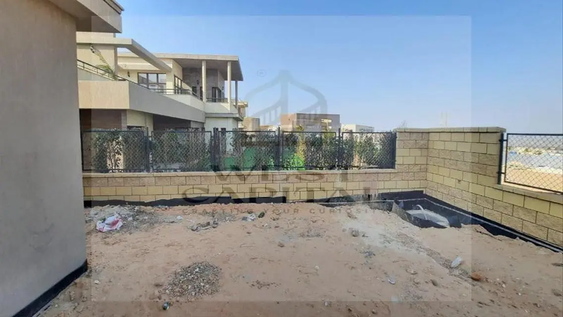 شقة فاخرة بمساحة واسعة مع حديقة خاصة