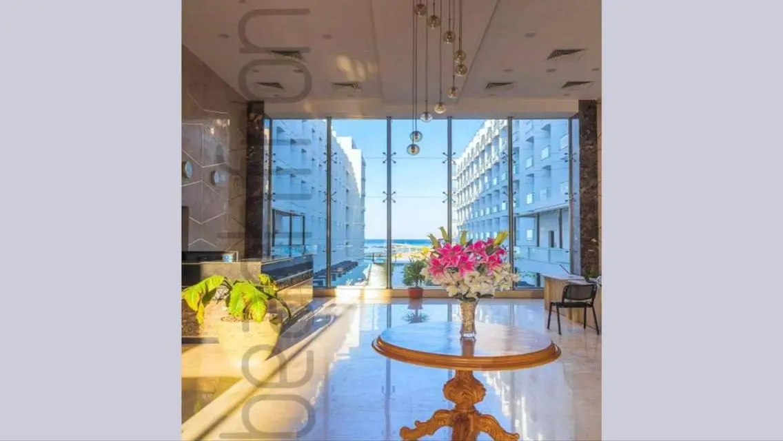 Luxury Apartment with Lake View