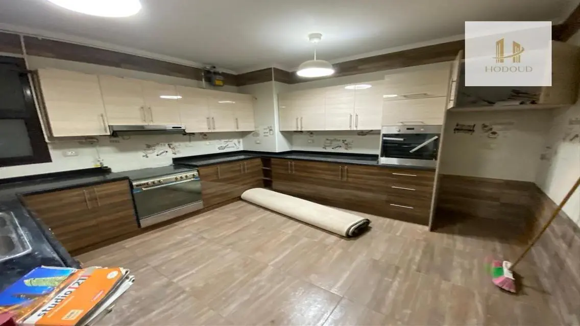 Spacious 205 sqm Apartment with Central Air Conditioning and Security