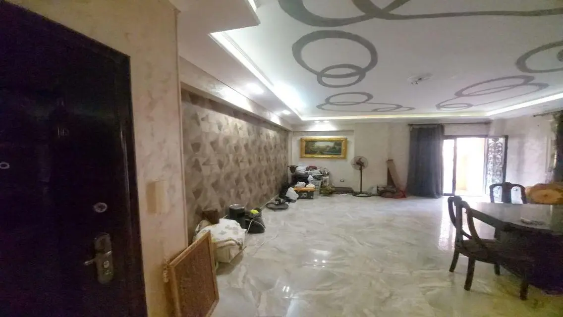 شقة عصرية للبيع 3 غرف نوم في موقع ممتاز