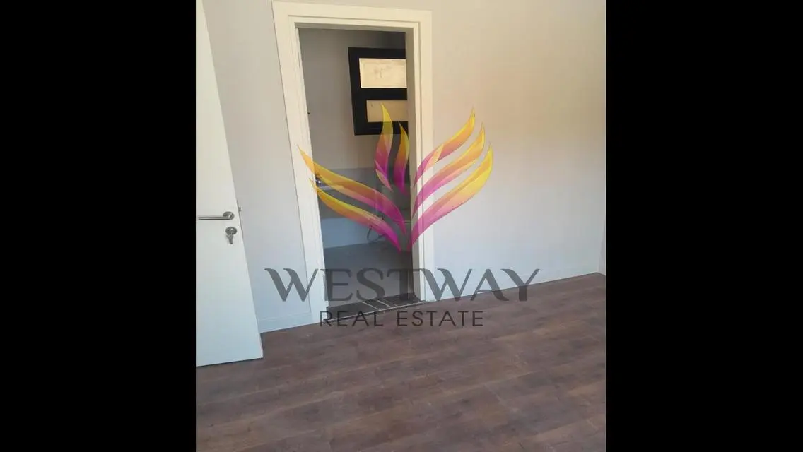 Stunning 179 m² Apartment with Balcony