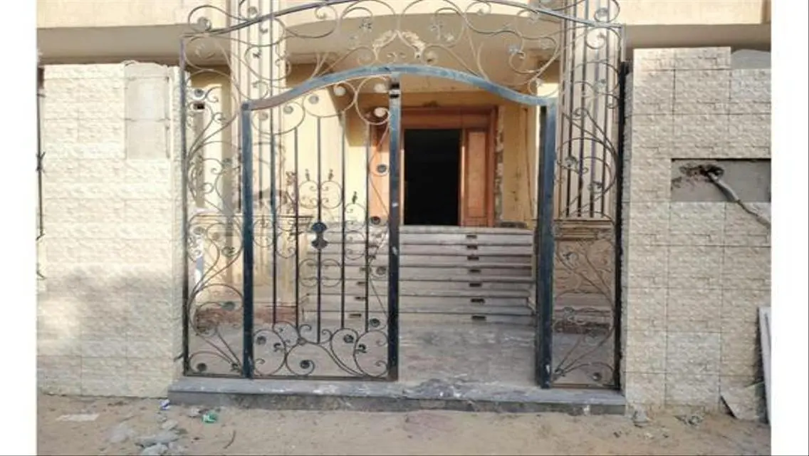 شقة فاخرة بمساحة كبيرة تطل على معلم رئيسي