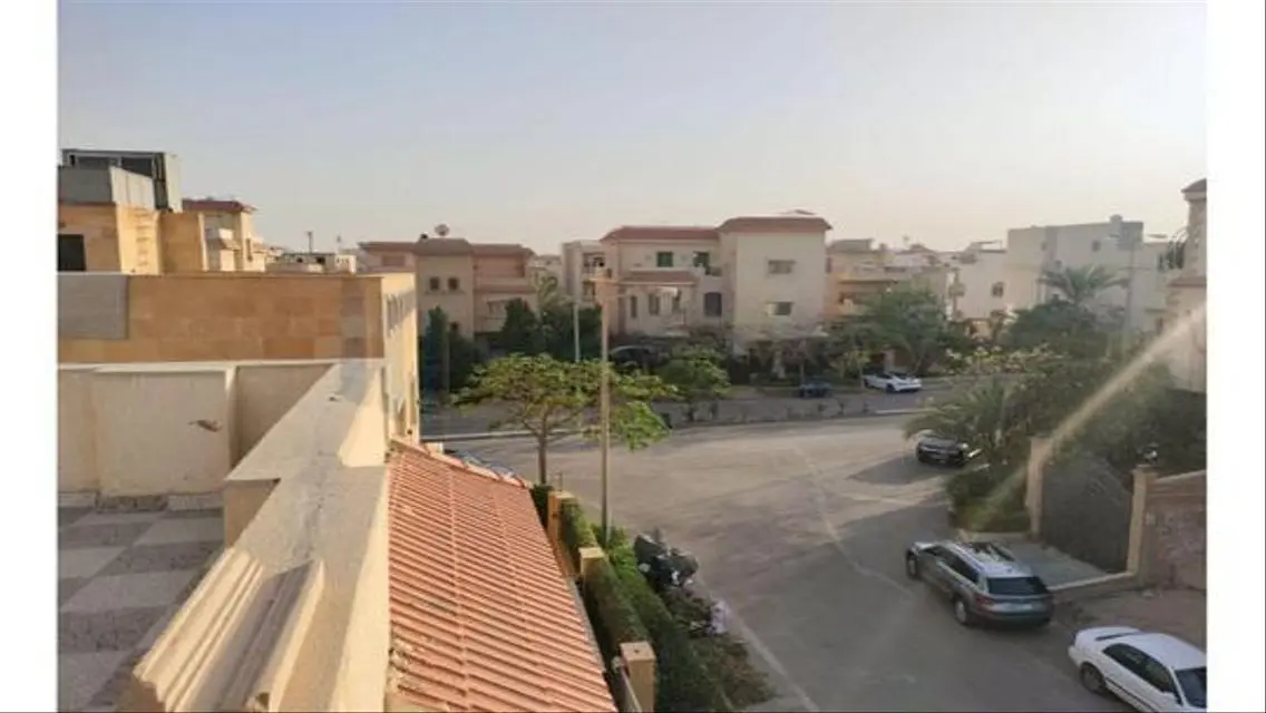 شقة فاخرة بمساحة كبيرة تطل على معلم رئيسي