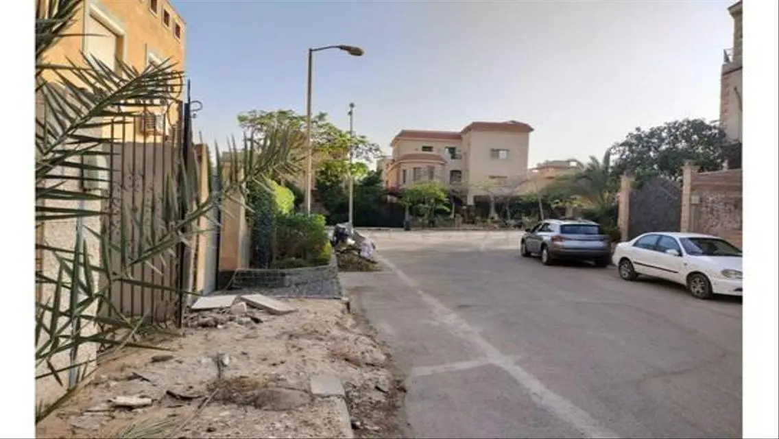 شقة فاخرة بمساحة كبيرة تطل على معلم رئيسي