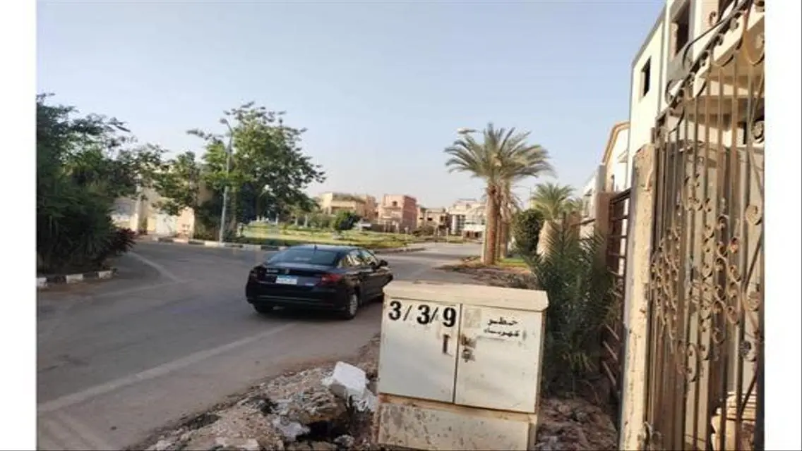 شقة فاخرة بمساحة كبيرة تطل على معلم رئيسي