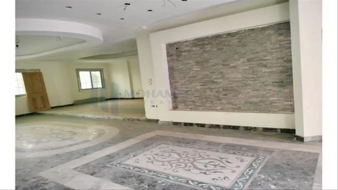 شقة فاخرة بمساحة كبيرة تطل على معلم رئيسي