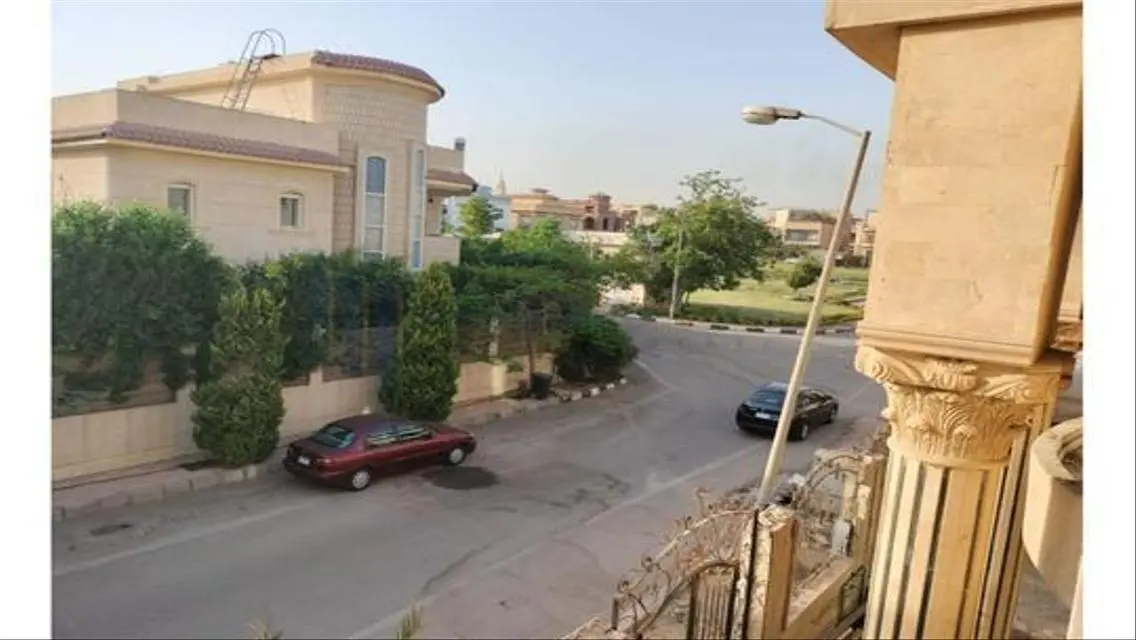 شقة فاخرة بمساحة كبيرة تطل على معلم رئيسي