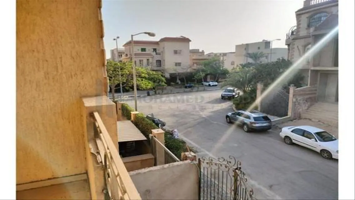شقة فاخرة بمساحة كبيرة تطل على معلم رئيسي