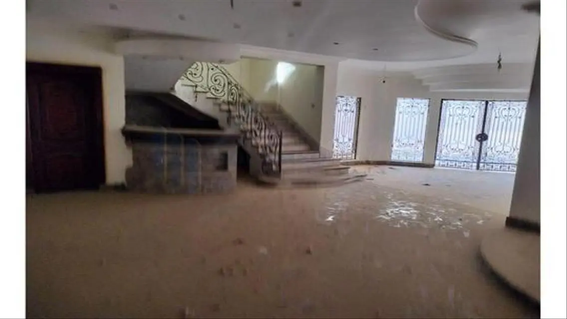 شقة فاخرة بمساحة كبيرة تطل على معلم رئيسي