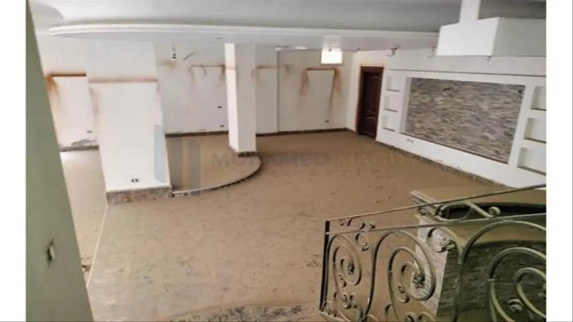 شقة فاخرة بمساحة كبيرة تطل على معلم رئيسي