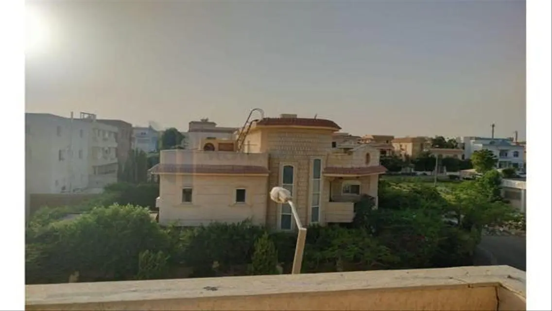 شقة فاخرة بمساحة كبيرة تطل على معلم رئيسي