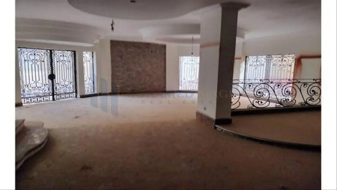شقة فاخرة بمساحة كبيرة تطل على معلم رئيسي