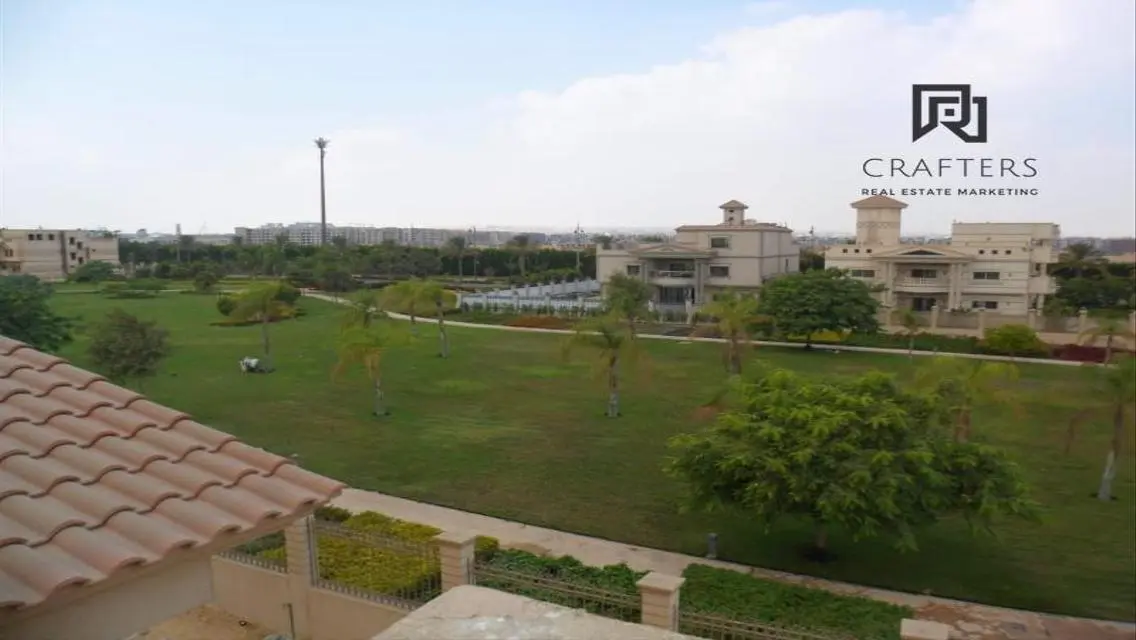 فلا فاخرة بمساحة كبيرة في موقع متميز