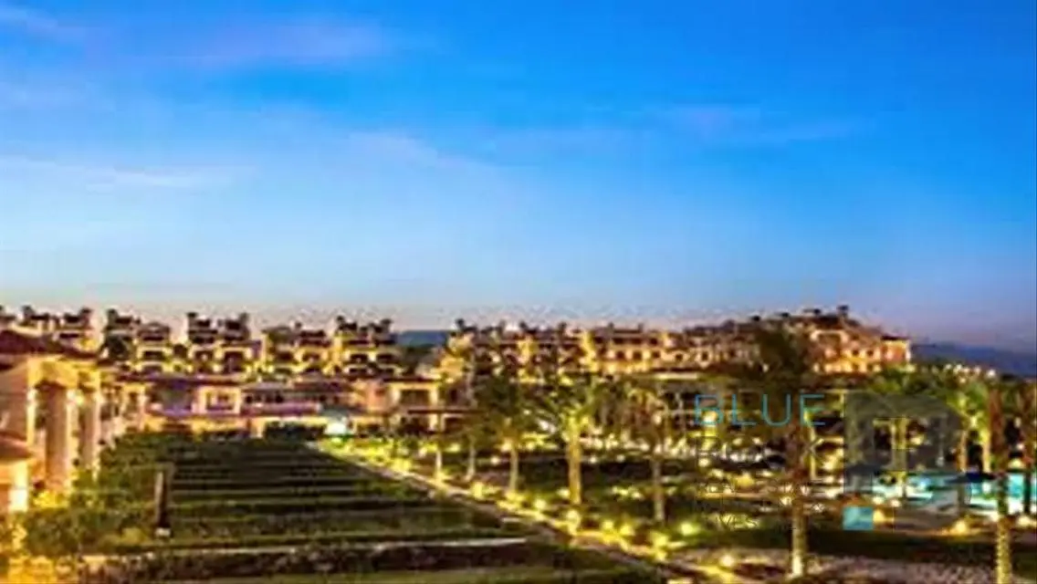 Luxury Apartment Overlooking Lakes in the Heart of the City