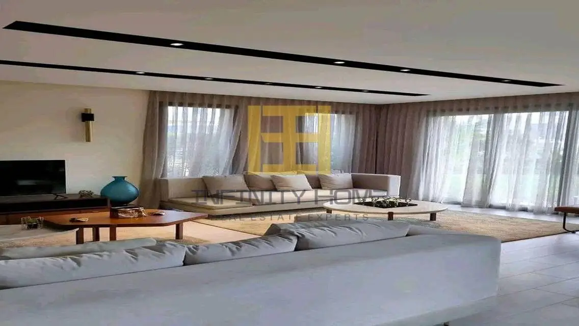 Luxury Apartment Overlooking Main Landmark