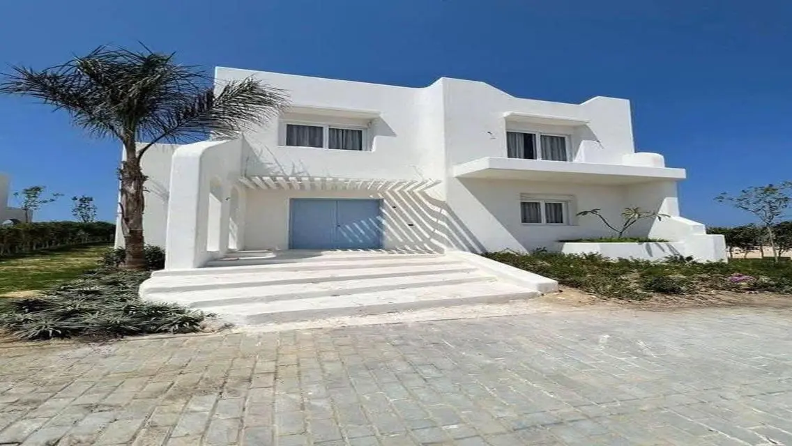 Luxurious Villa with Expansive Space and Stunning Views