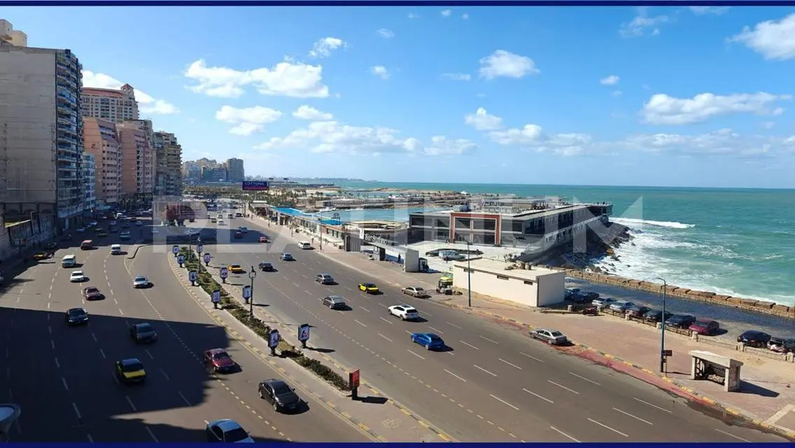 شقة فاخرة بمساحة كبيرة للبيع