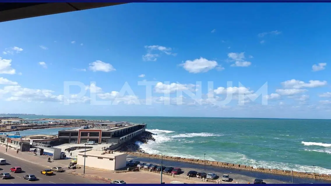 شقة فاخرة بمساحة كبيرة للبيع