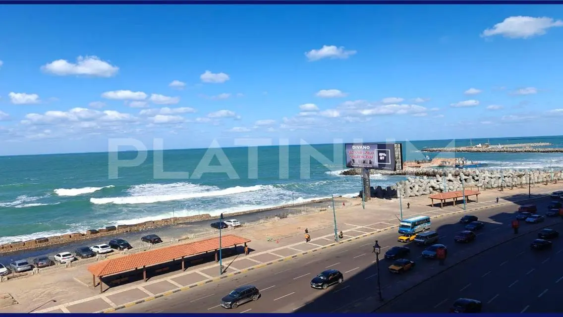 شقة فاخرة بمساحة كبيرة للبيع