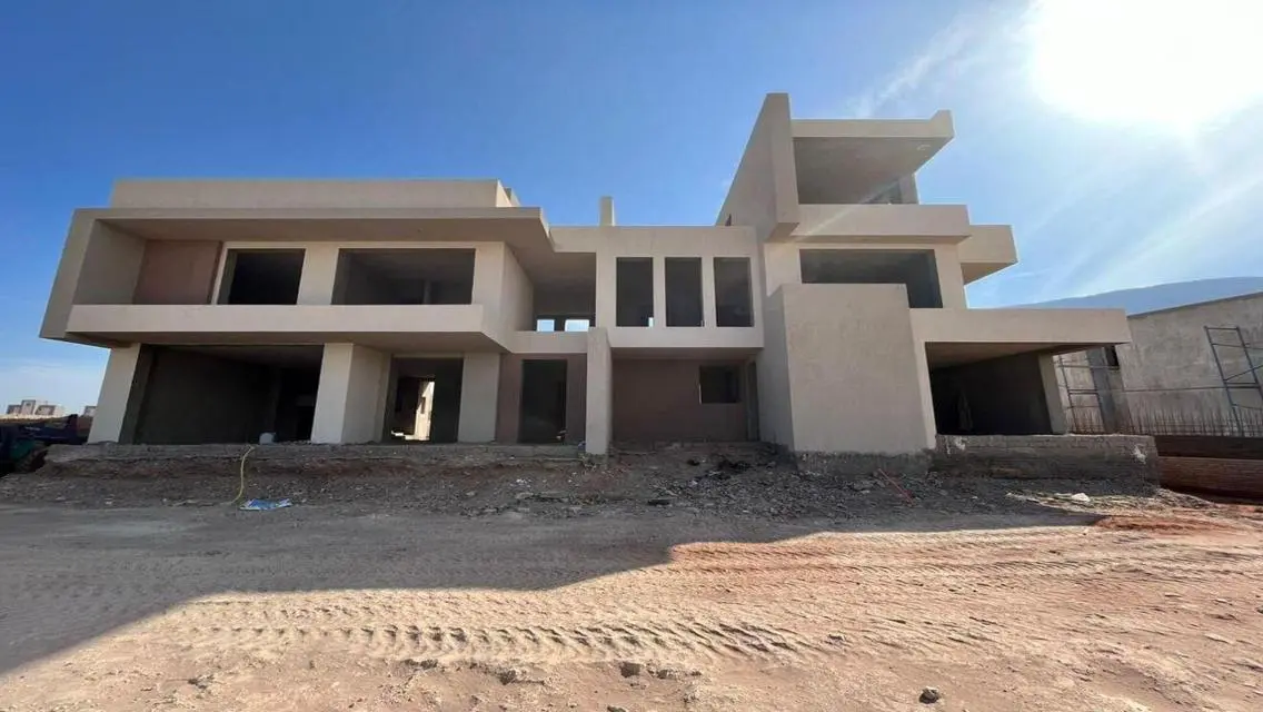 فخامة لا تُضاهى: فيلا راقية للبيع بمساحة متر مربع