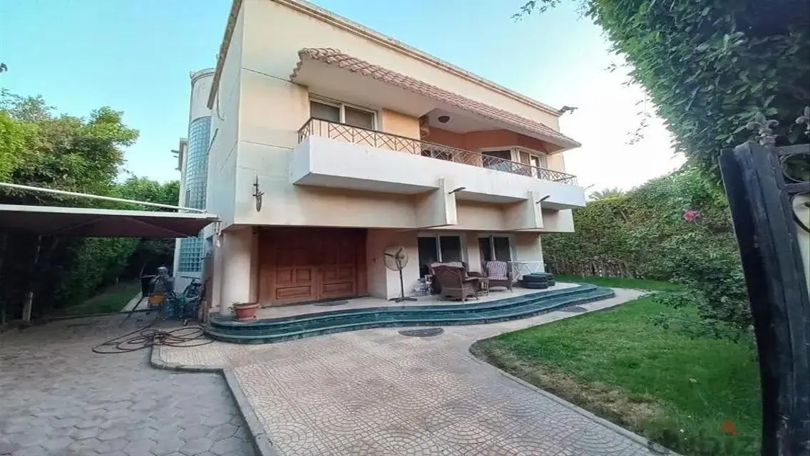 شقة فاخرة بمساحة واسعة للبيع