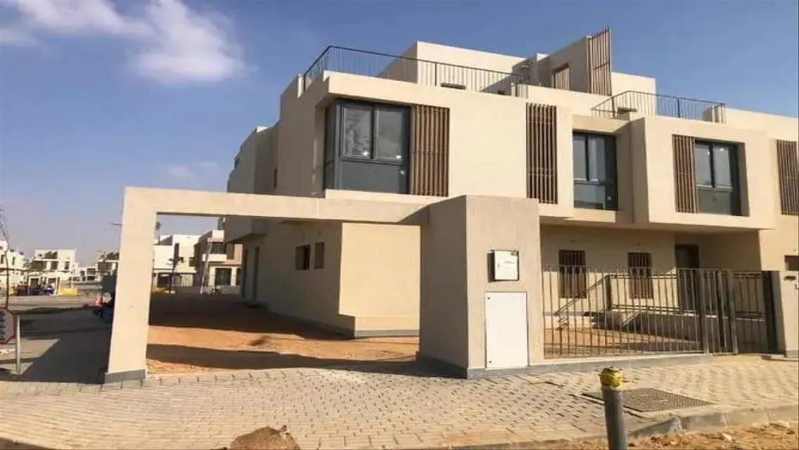 فيلا فاخرة للإيجار في سوديك إيست بـ 4 غرف نوم