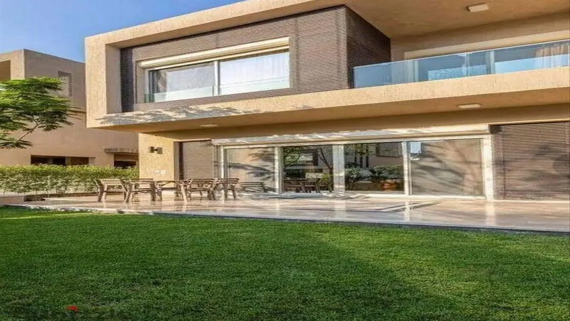 فيلا فاخرة للبيع بمساحة واسعة