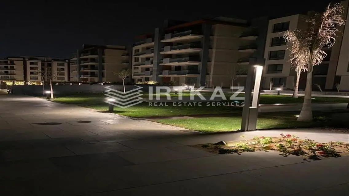 شقة فاخرة بحديقة مطلة على بحيرة في قلب المدينة