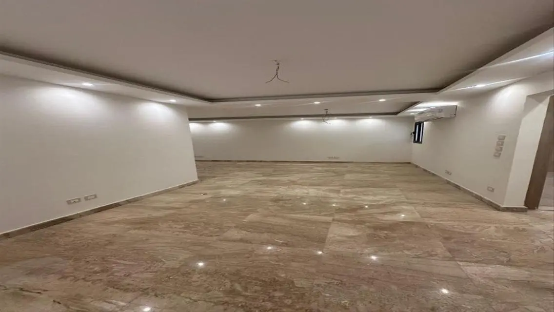 منزل فخم بتصميم عصري ومساحة واسعة مع جميع وسائل الراحة