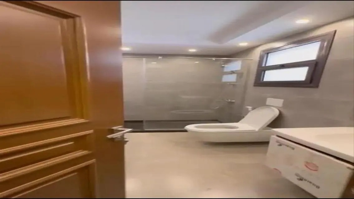 منزل فخم بتصميم عصري ومساحة واسعة مع جميع وسائل الراحة