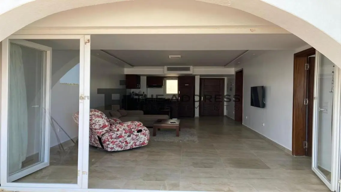 Luxury Lake-View Apartment in the Heart of the City