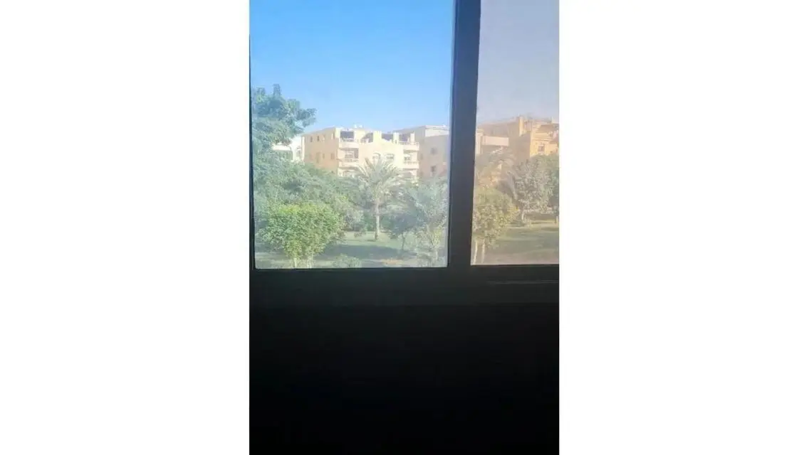 شقة فاخرة مع شرفة للبيع بسعر 7,500,000 جنيه
