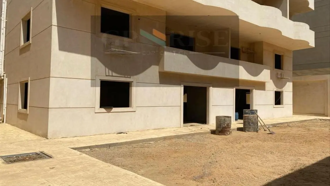 فيلا فاخرة بمساحة واسعة مع مسبح خاص وحديقة