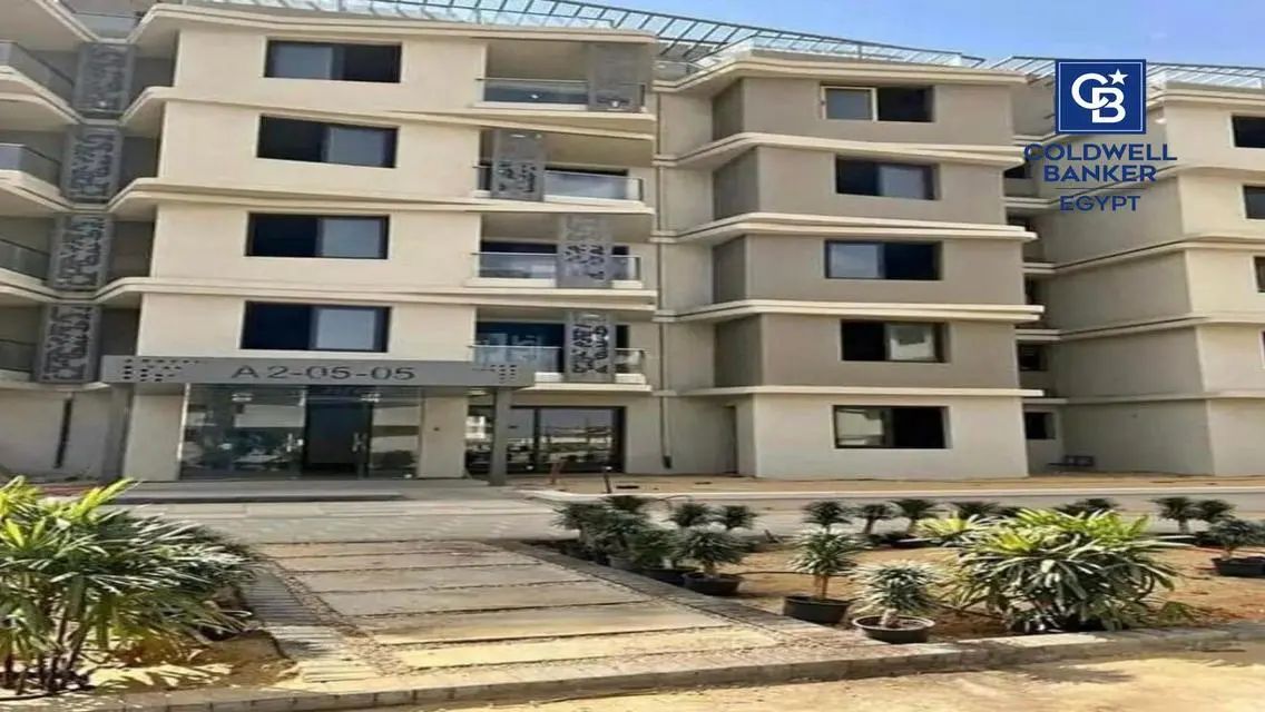 فيلا فاخرة للبيع بمساحة واسعة وإطلالة مميزة
