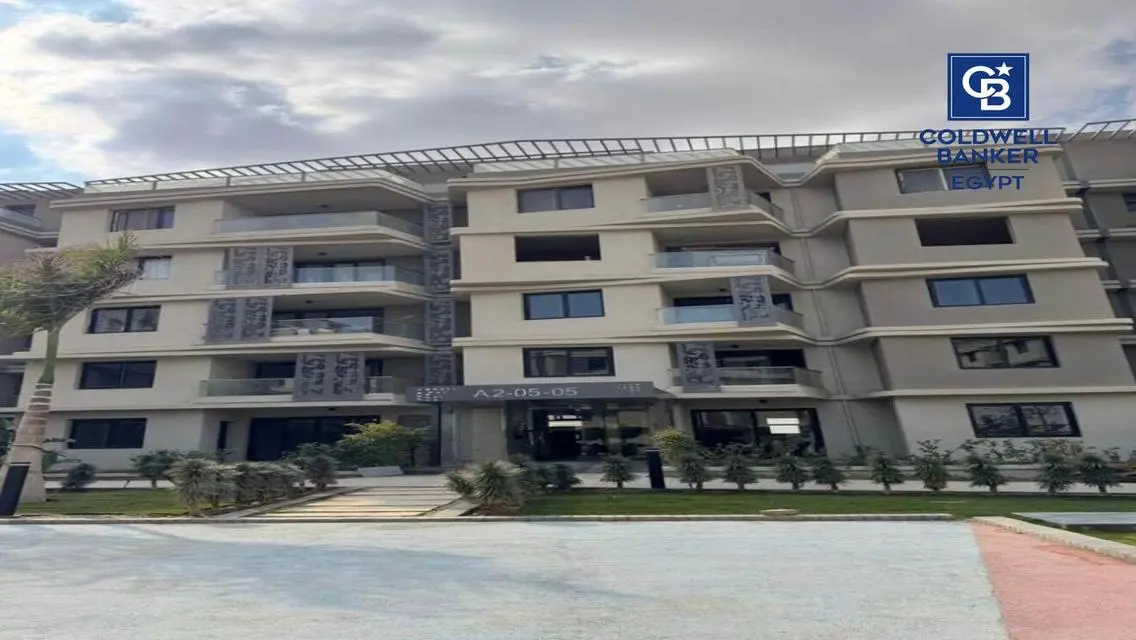 فيلا فاخرة للبيع بمساحة واسعة وإطلالة مميزة
