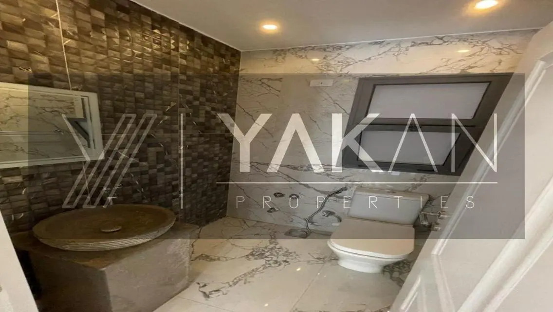 Luxury Apartment Overlooking Lakes in Prime Location