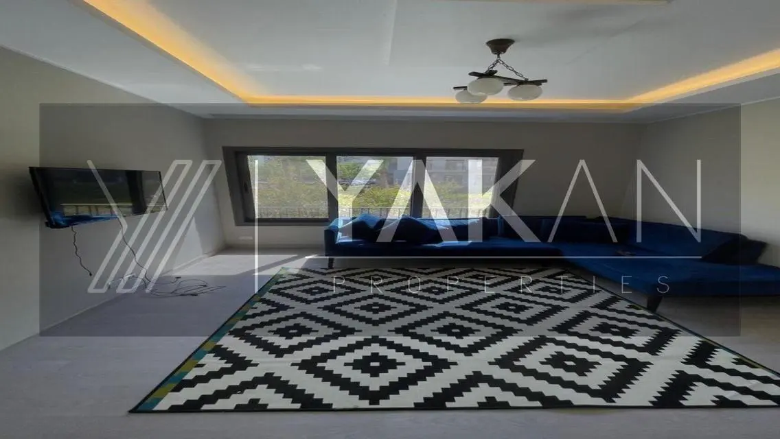 Luxury Apartment Overlooking Lakes in Prime Location