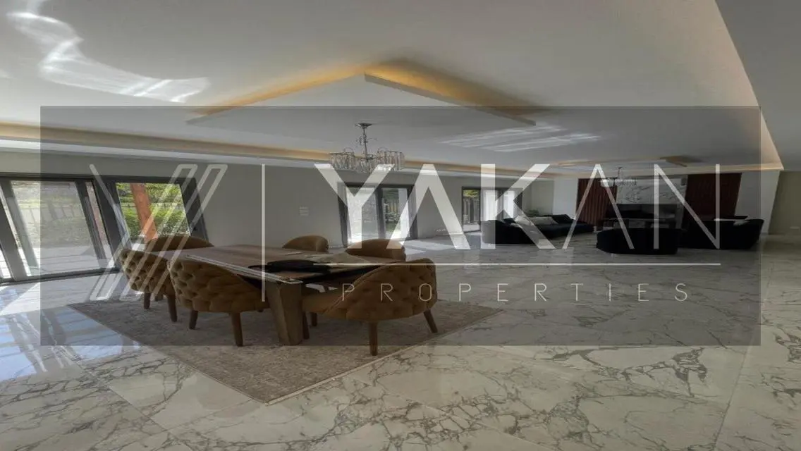 Luxury Apartment Overlooking Lakes in Prime Location