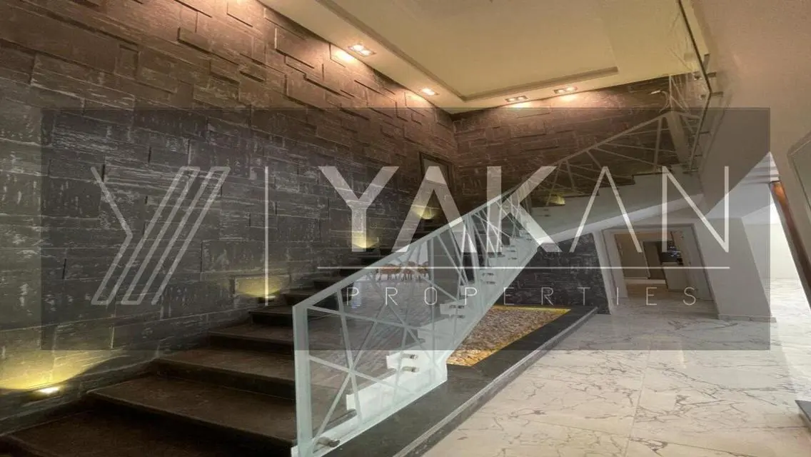 Luxury Apartment Overlooking Lakes in Prime Location