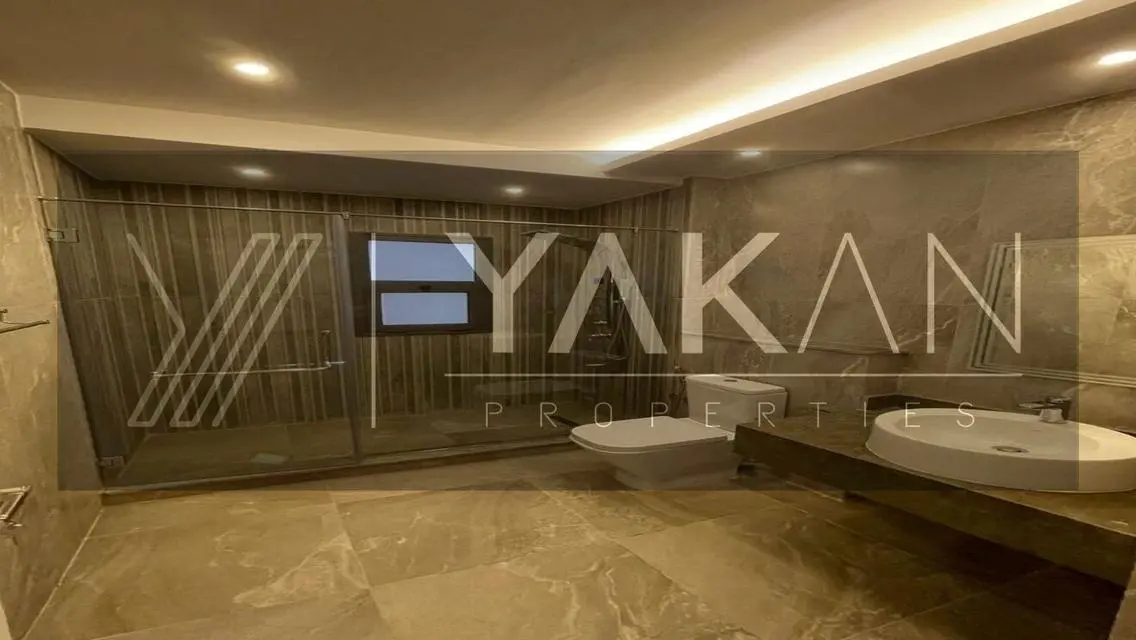 Luxury Apartment Overlooking Lakes in Prime Location