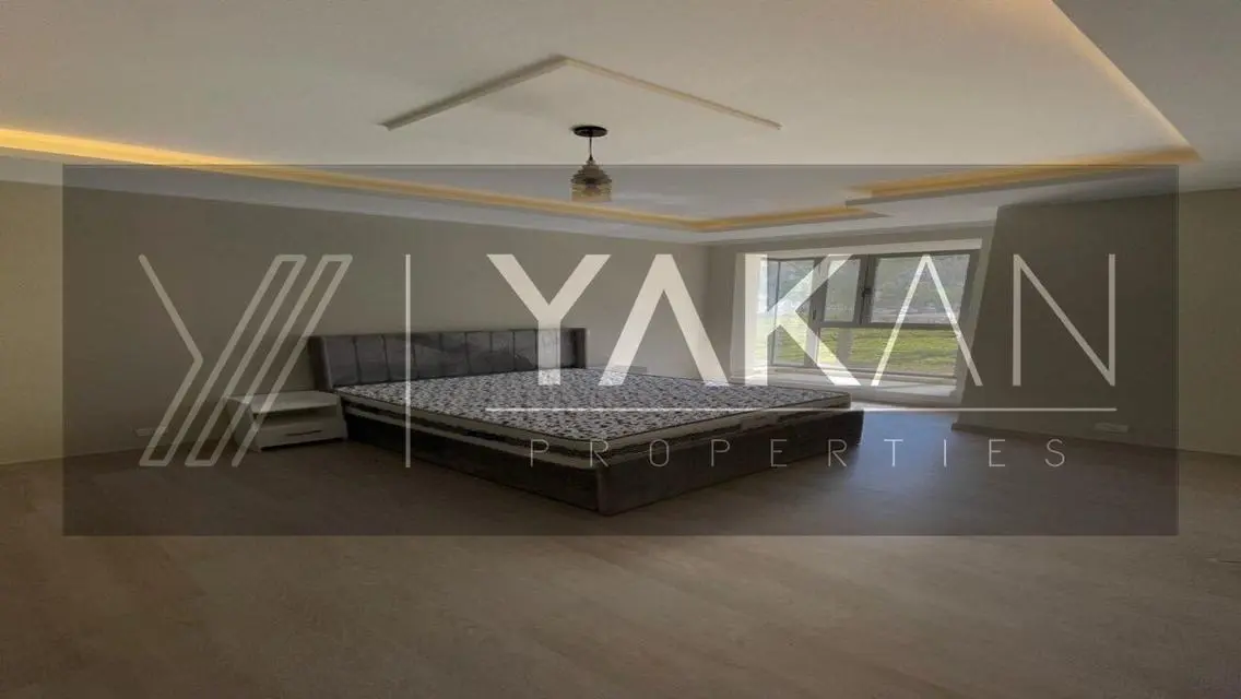 Luxury Apartment Overlooking Lakes in Prime Location